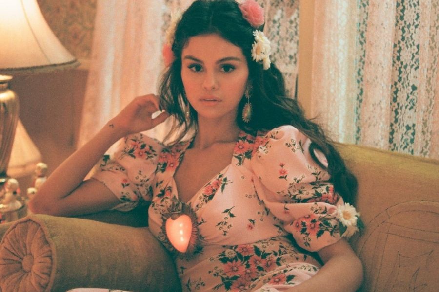 Selena Gomez lança 1º single em espanhol! Confira 'De Una Vez'