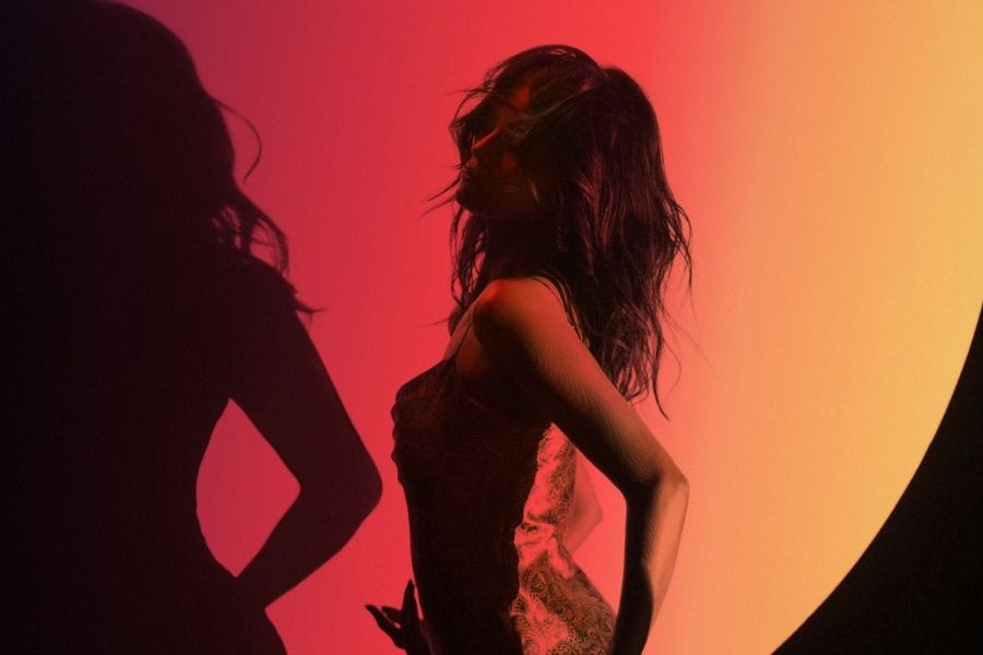 Com cenas gravadas no Brasil, Selena Gomez lança 'Baila Conmigo'